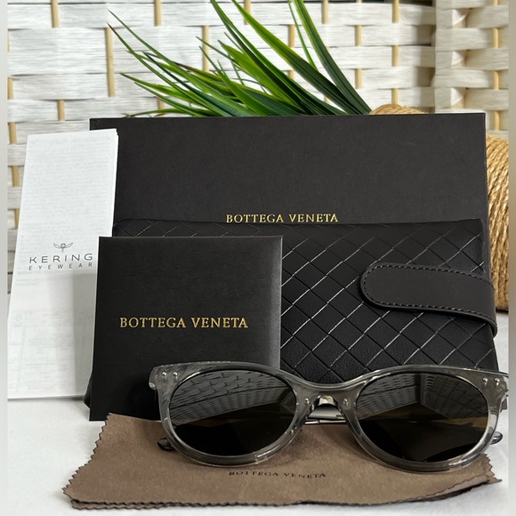 **NWOT** Excellent Bottega Veneta Round Frame, Gunmetal Sunglasses- No Scratches - Picture 3 of 12